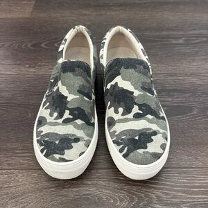 Steve madden camo slip on sneakers 7.5